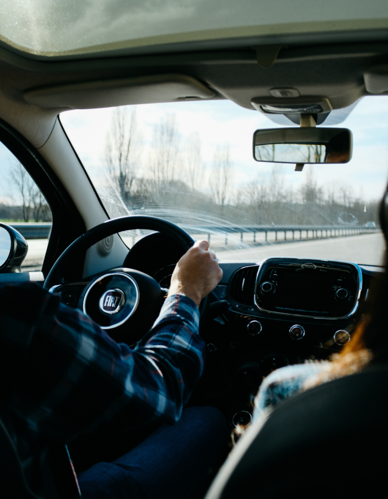 Chauffeur privé conduisant un véhicule sur autoroute, service de transport sécurisé et confortable. Trajets professionnels et personnels avec AMAN Chauffeur à Marseille et en région PACA.