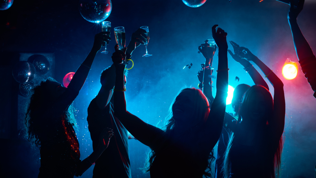 Personnes célébrant une soirée festive avec verres levés, illustrant un service de transport privé pour événements nocturnes.